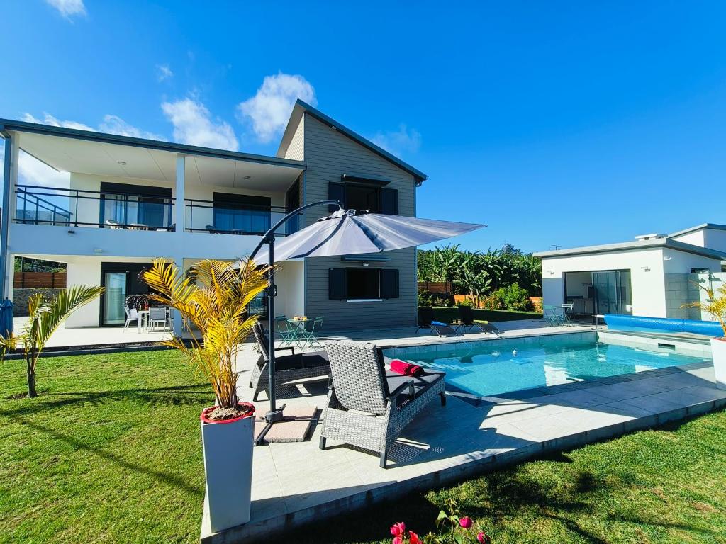 una villa con piscina y una casa en Villa ALAMANDA - Les Emeraudes du Guillaume, en Saint-Paul