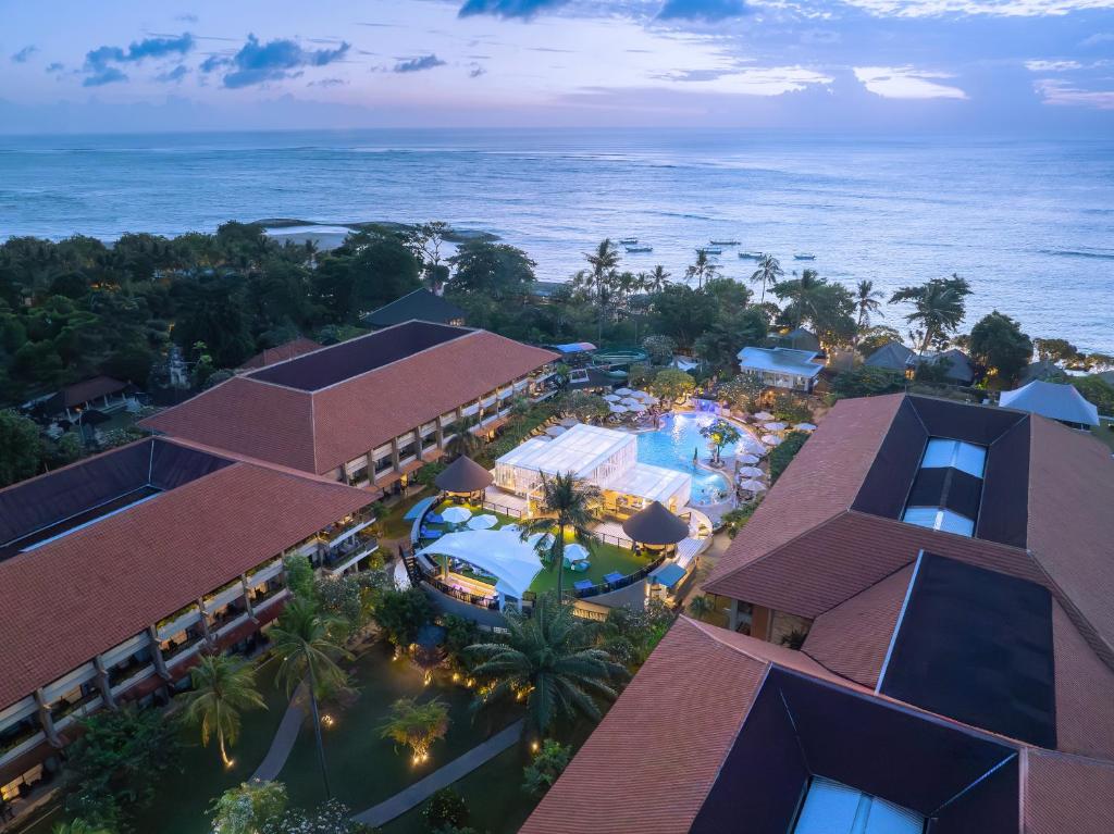een luchtfoto van het resort en de oceaan bij Bali Dynasty Resort in Kuta