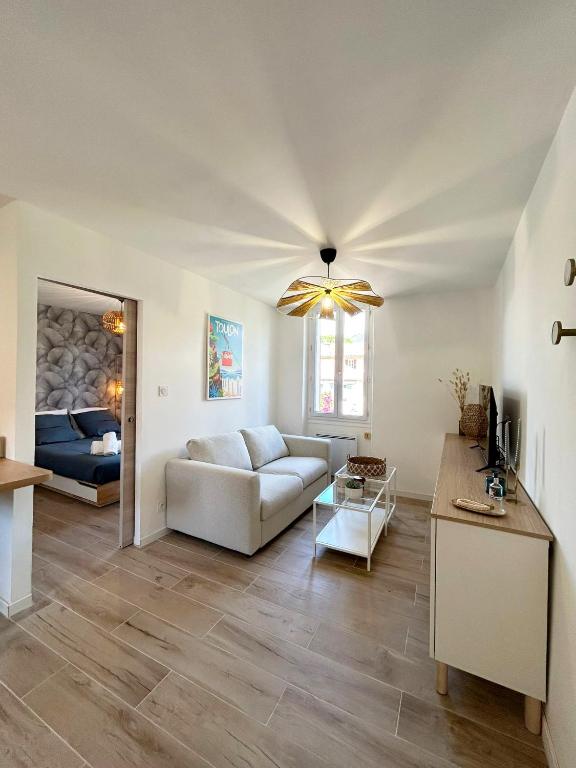 un salon avec un canapé et une table dans l'établissement Charmant appartement calme et élégant à 5 min des plages, à Toulon