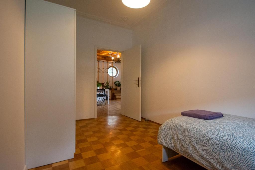 Postel nebo postele na pokoji v ubytování Tesla house