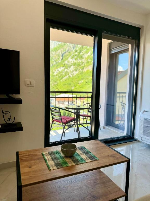 TV a/nebo společenská místnost v ubytování Harmony Garden Apartments