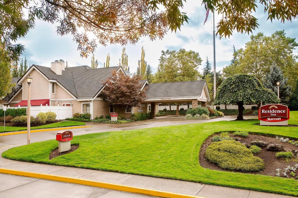 una casa con un patio con césped verde en Residence Inn by Marriott Portland South-Lake Oswego, en Lake Oswego