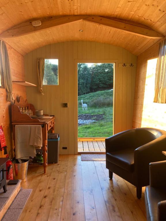 Posezení v ubytování Shepherds Hut on Alpaca and working farm