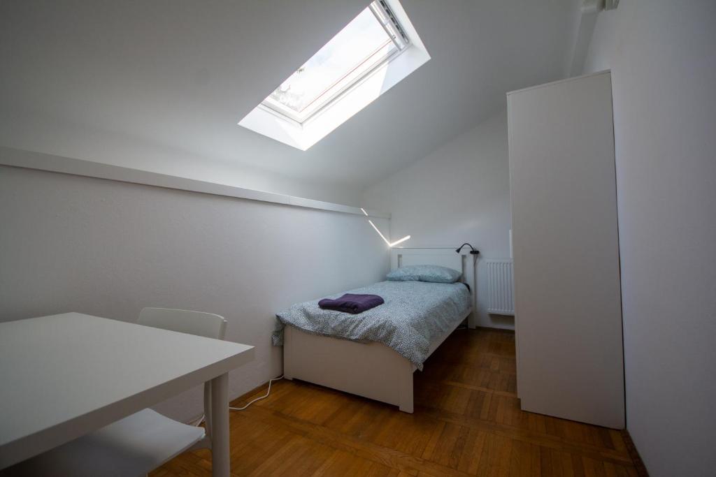 Postel nebo postele na pokoji v ubytování Tesla house