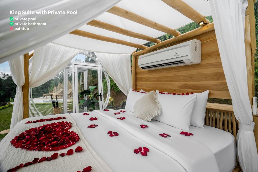 Postel nebo postele na pokoji v ubytování Bubble Hotel Bali Ubud - Adults Only