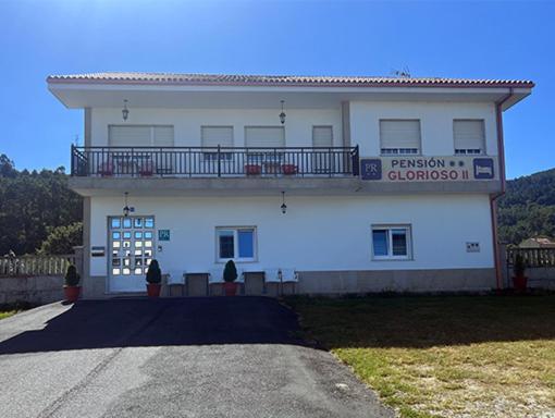 a large white building with a balcony on top of it at Pensión Glorioso II in Picaraña