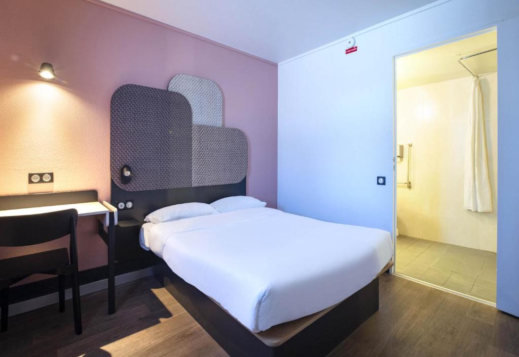 Postel nebo postele na pokoji v ubytování B&B HOTEL Avignon 1