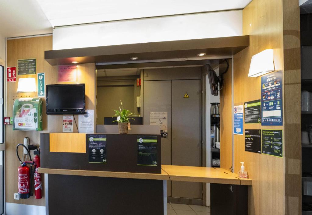 Kuchyň nebo kuchyňský kout v ubytování B&B HOTEL Avignon 1