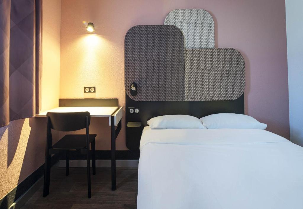 Postel nebo postele na pokoji v ubytování B&B HOTEL Avignon 1