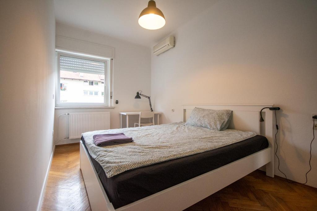 Postel nebo postele na pokoji v ubytování Tesla house