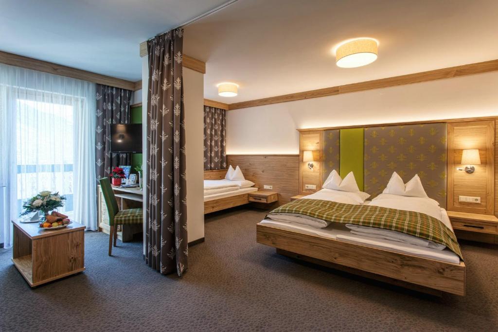 Postel nebo postele na pokoji v ubytování Hotel Zum Stern - Bergbahnen inklusive im Sommer 2025