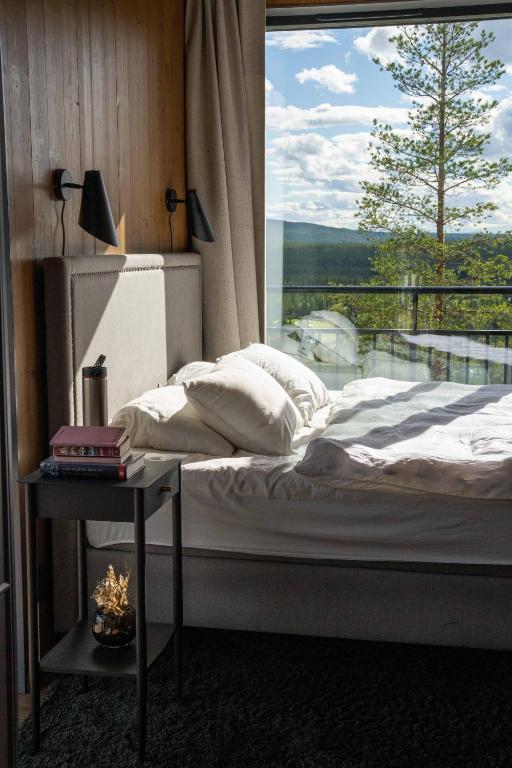 伊德勒The Riverside Mountain Lodge - 110sqm clam luxury - including bed linens, towels,的一间带床和大窗户的卧室