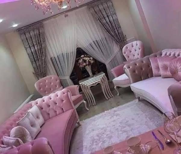 En eller flere senge i et værelse på العجمي