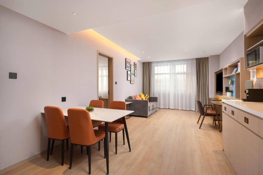 A kitchen or kitchenette at Home2 Suite by Hilton Dongguan Shijie