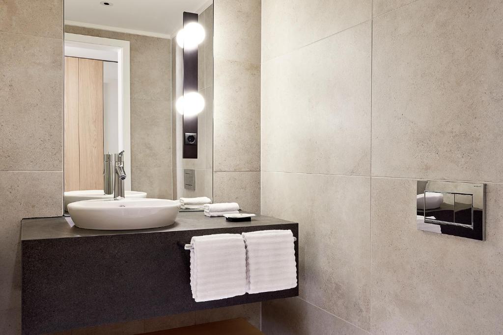 Um banheiro em The Westin Grand Frankfurt