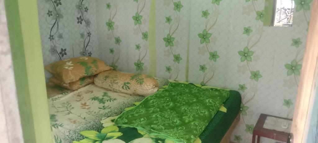 Ένα ή περισσότερα κρεβάτια σε δωμάτιο στο Javalindra Homestay Tour and Travel