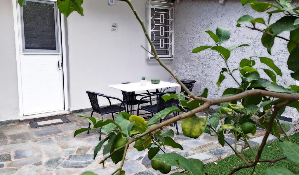 Zahrada ubytování Eleni's Apartment Nafpaktos