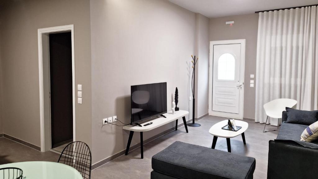 TV a/nebo společenská místnost v ubytování Eleni's Apartment Nafpaktos