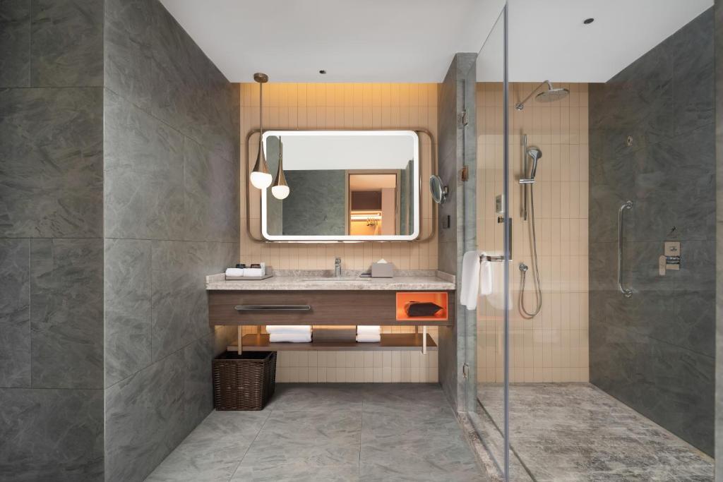 A bathroom at Home2 Suite by Hilton Dongguan Shijie