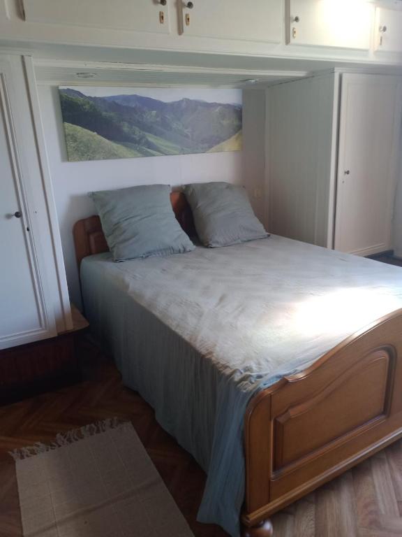 une chambre avec un lit avec un tableau sur le mur dans l'établissement Appartement T2 Larressore, à Larressore