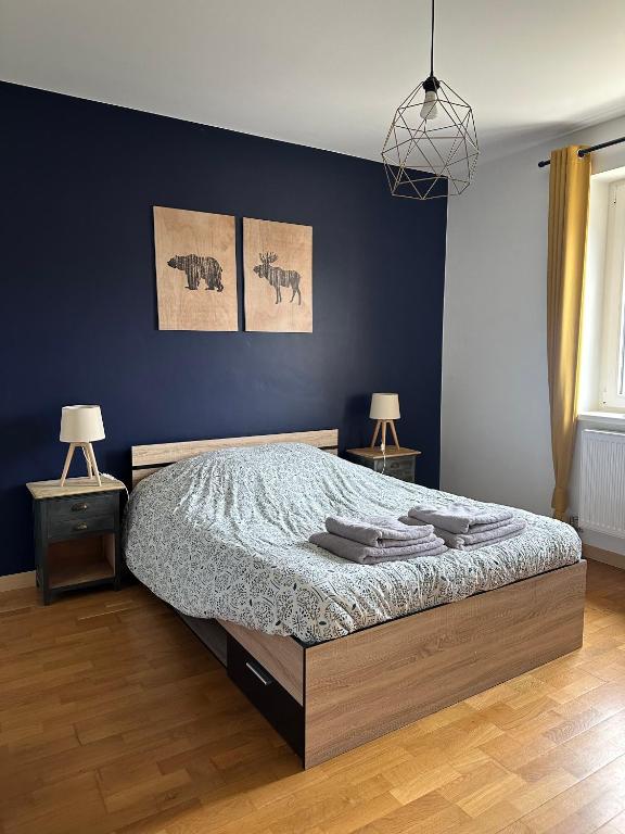 une chambre avec un lit avec deux tables de nuit et deux lampes dans l'établissement Le Boichot, à Dole