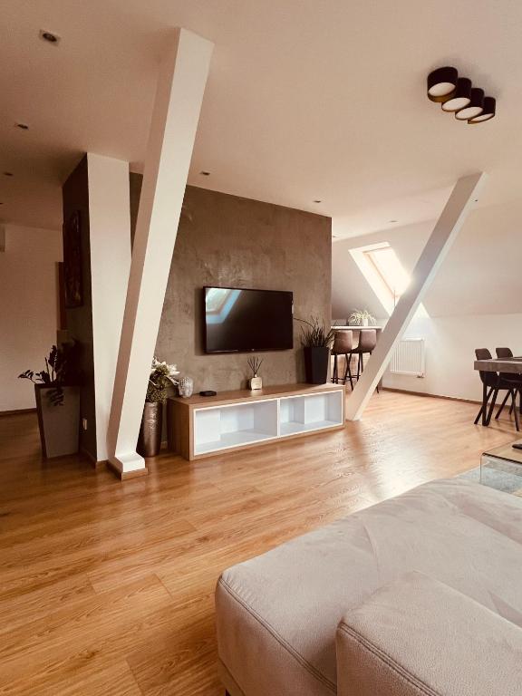 TV a/nebo společenská místnost v ubytování Apartmán VALORI - 100m2