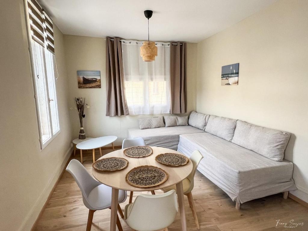 Posezení v ubytování Appartements Confortables - Gare à 5 min pied - 20min de la plage - Terrasse
