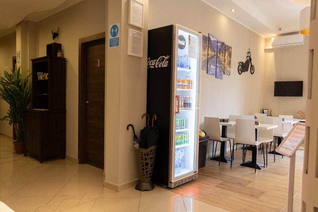 Televízia a/alebo spoločenská miestnosť v ubytovaní Golden Milano Hotel