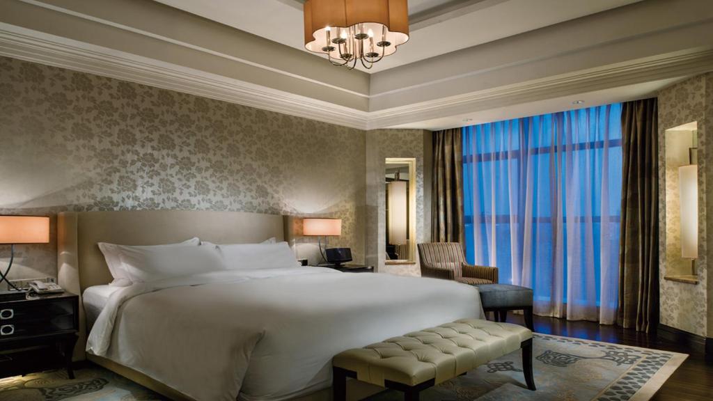 Postel nebo postele na pokoji v ubytování Crowne Plaza Hefei by IHG