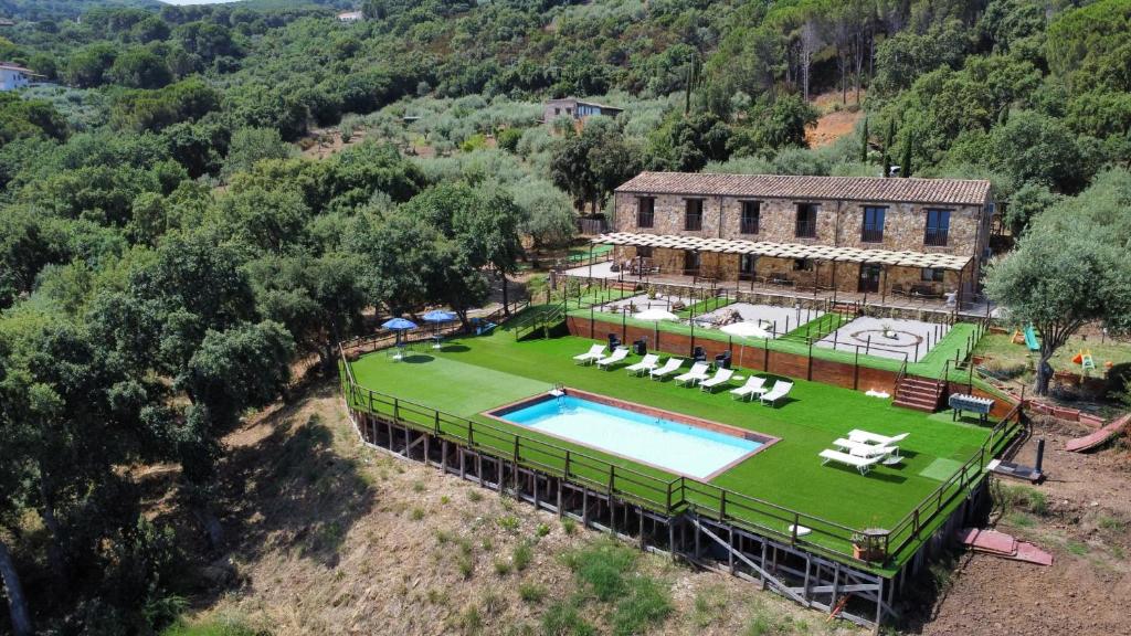 チェファルにあるThalia apartaments Cefalùのプール付きの家の航空写真