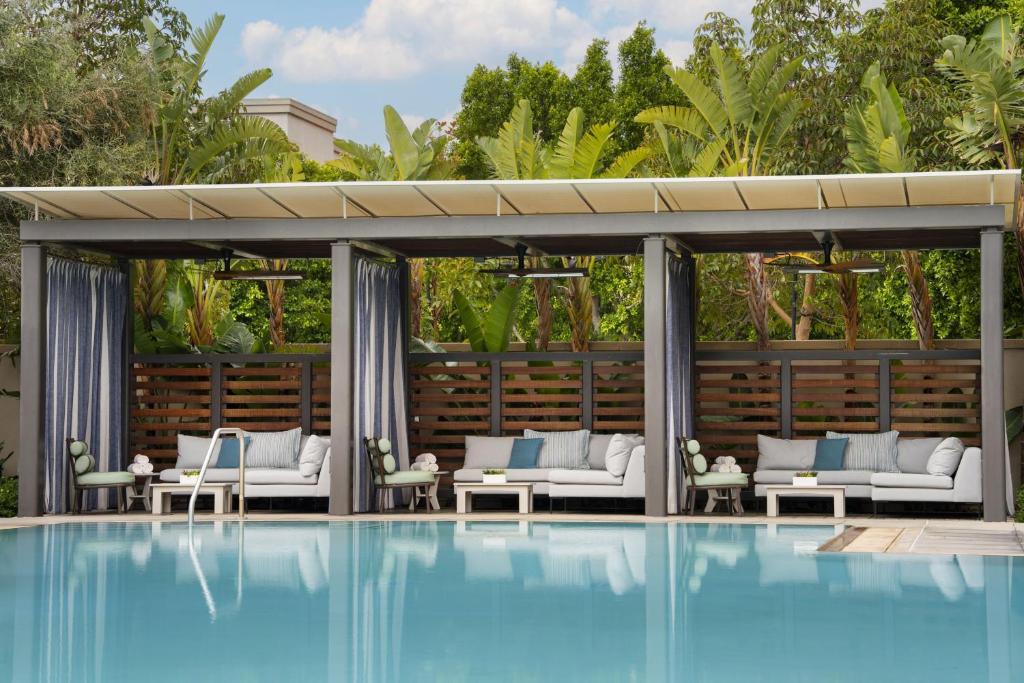 Bazén v ubytování Marriott Irvine Spectrum nebo v jeho okolí