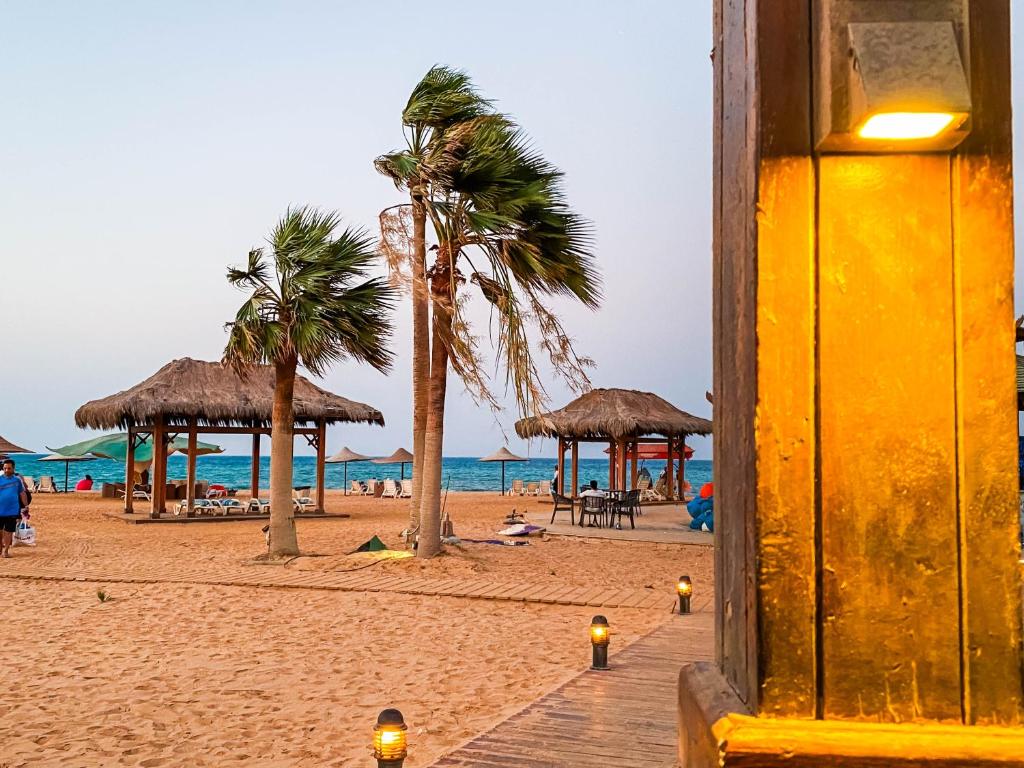 Photo de la galerie de l'établissement Bluebay Asia Sokhna Family Chalet Seaside Getaway, à Ain Sokhna