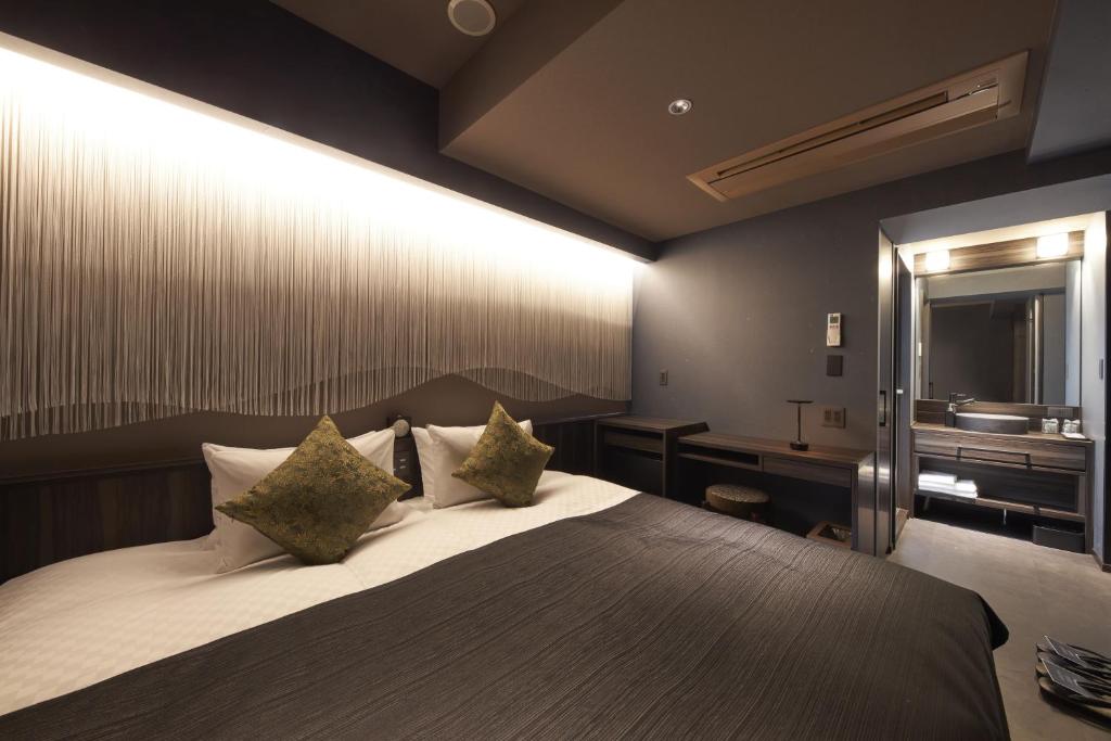 Postel nebo postele na pokoji v ubytování SAKE Bar Hotel Asakusa