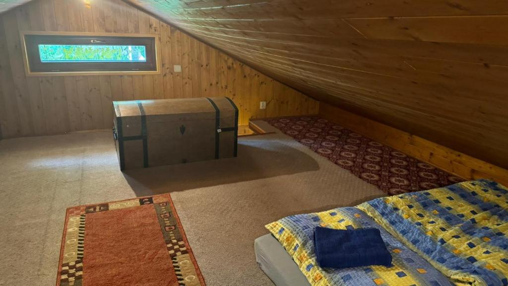 Postel nebo postele na pokoji v ubytování SRUB pod třešněmi - Cherry Trees Cabin