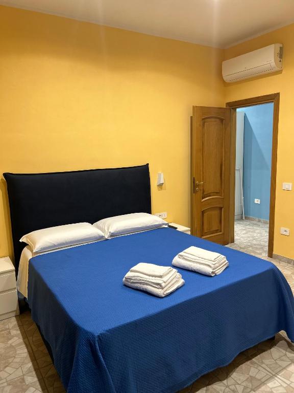 Postel nebo postele na pokoji v ubytování Domus Arco Romano