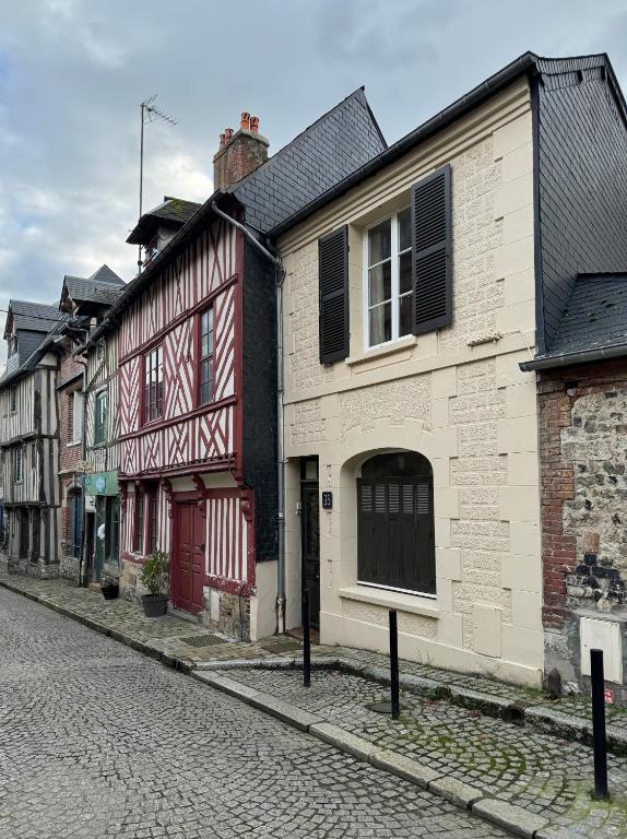 une rue pavée avec une rangée de bâtiments dans l'établissement Maison de ville proche du port au cœur du Carré des Arts de Honfleur, à Honfleur