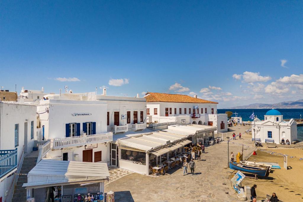 grupa budynków na plaży nad oceanem w obiekcie ELPIS MYKONOS APARTMENTS - Mykonos Town Delos Port w mieście Mykonos