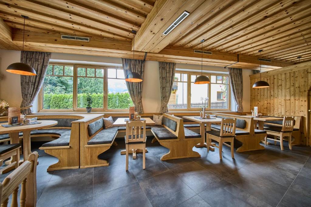 Restaurace v ubytování Platzhirsch Rooms - B&B - SELF CHECK-IN