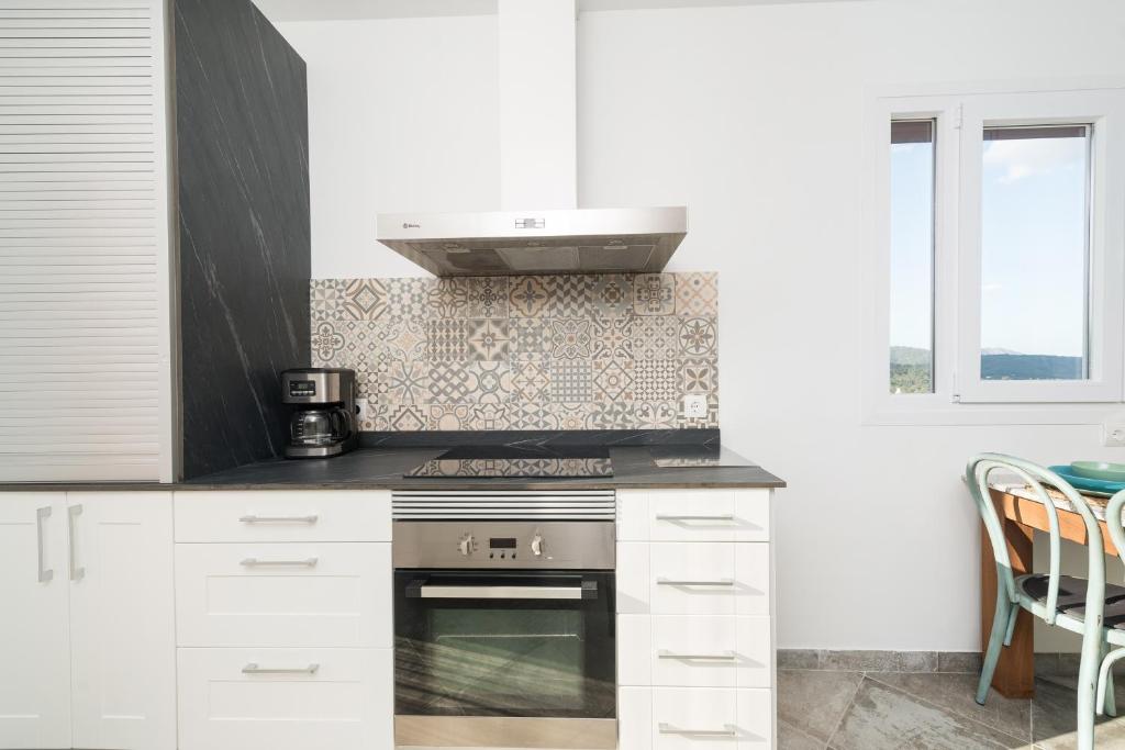 A kitchen or kitchenette at Can Jaume Fuster
