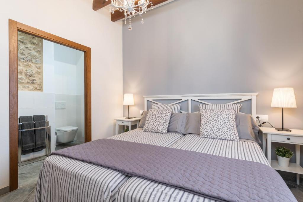 A bed or beds in a room at Can Jaume Fuster