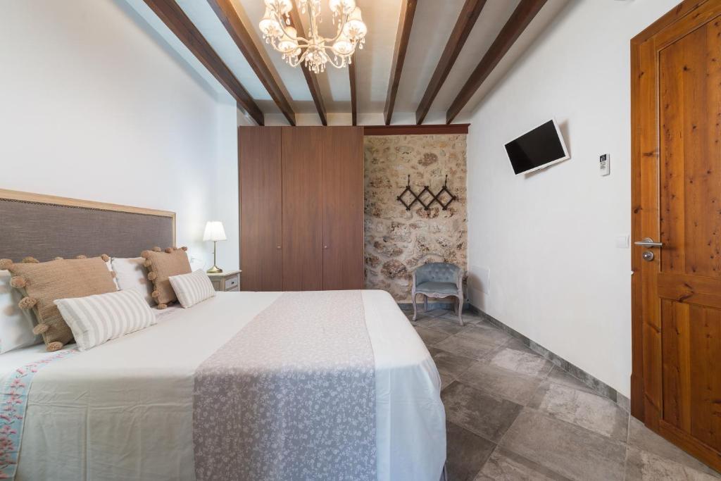 A bed or beds in a room at Can Jaume Fuster