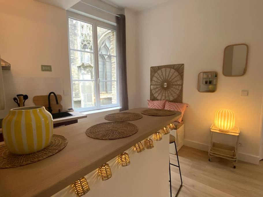 Cette chambre dispose d'une table avec un vase. dans l'établissement Polilla - Central et cosy, à Dieppe