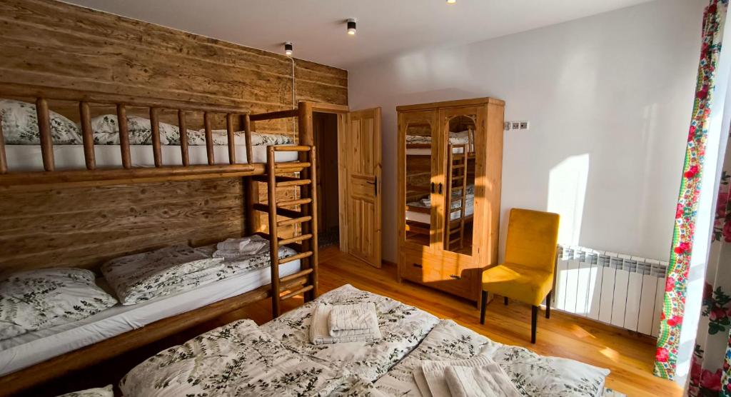 Letto o letti in una camera di Gościniec Karpacka Dusza