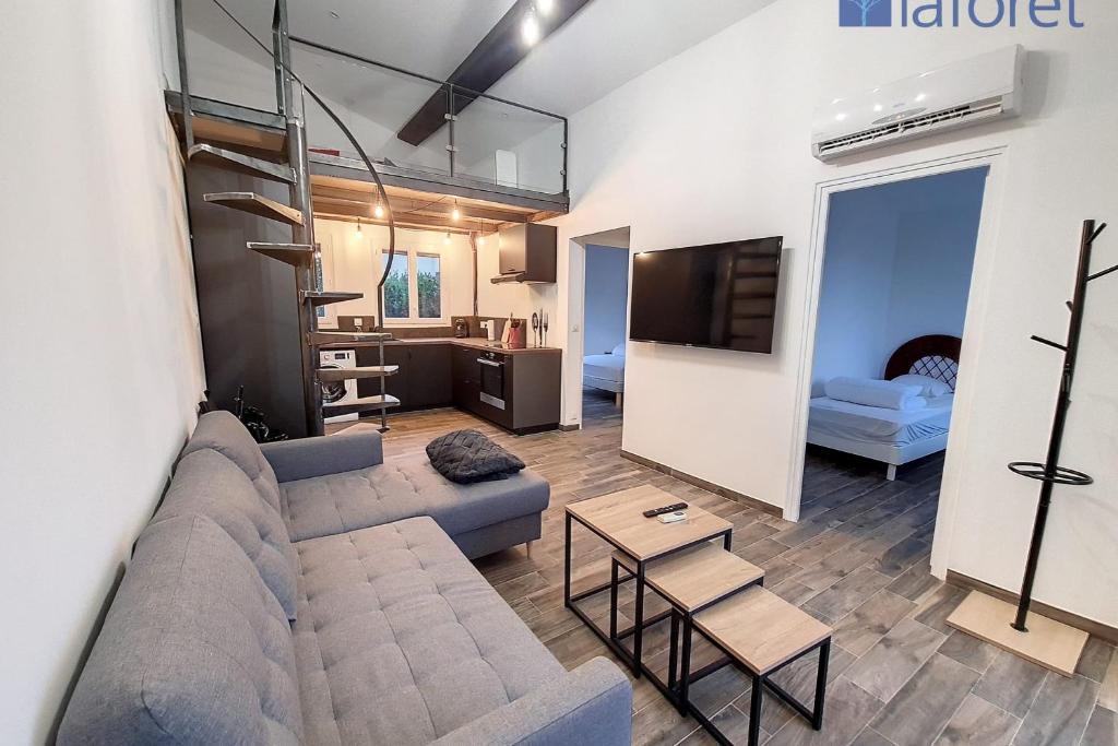 TV a/nebo společenská místnost v ubytování Haut de villa vue mer 3 pièces climatisé & wifi 4 à 6 personnes