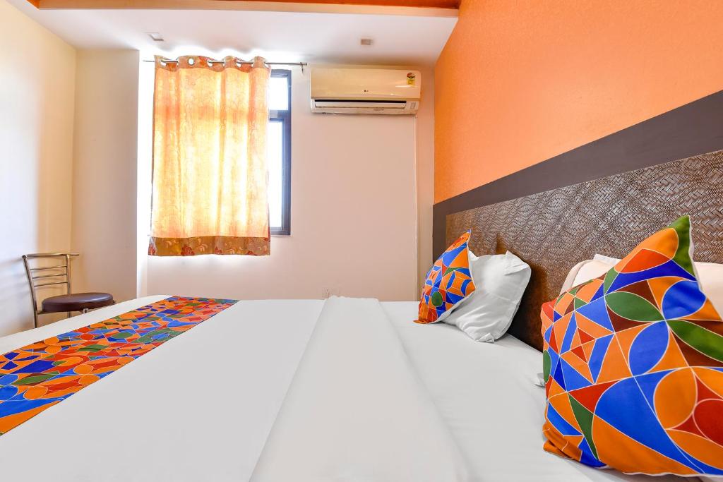 Postel nebo postele na pokoji v ubytování FabHotel Prestige Elite - Nashik Road