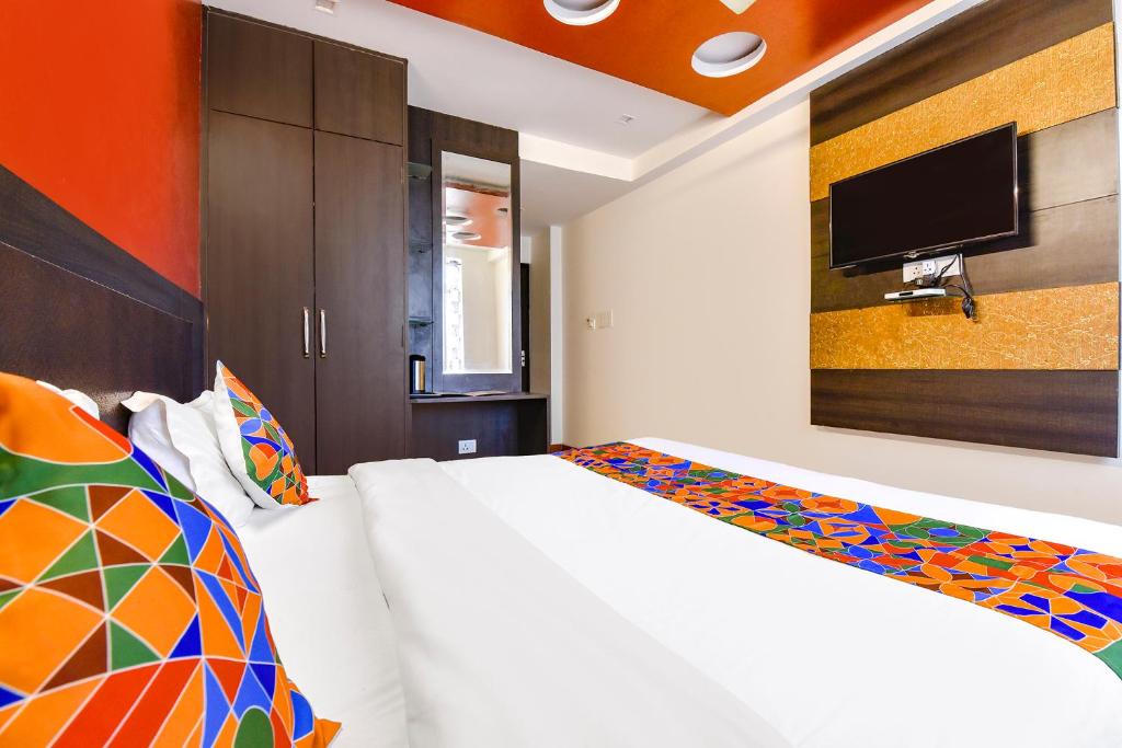 Postel nebo postele na pokoji v ubytování FabHotel Prestige Elite - Nashik Road