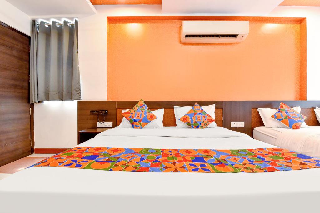 Postel nebo postele na pokoji v ubytování FabHotel Prestige Elite - Nashik Road