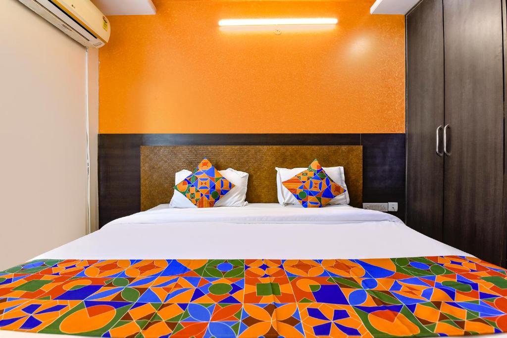 Postel nebo postele na pokoji v ubytování FabHotel Prestige Elite - Nashik Road
