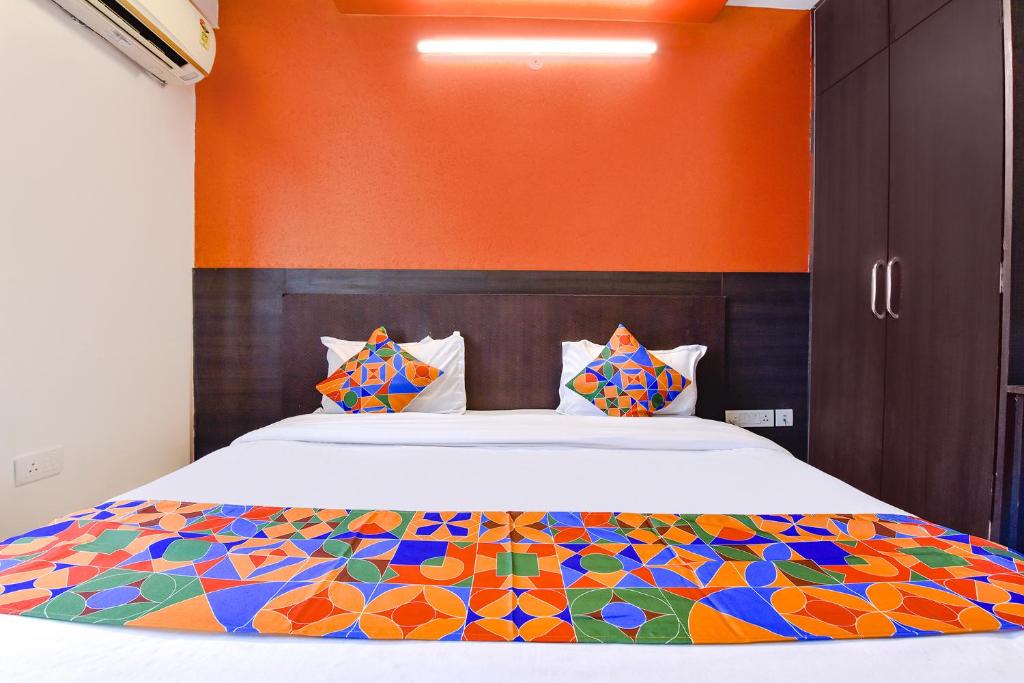 Postel nebo postele na pokoji v ubytování FabHotel Prestige Elite - Nashik Road