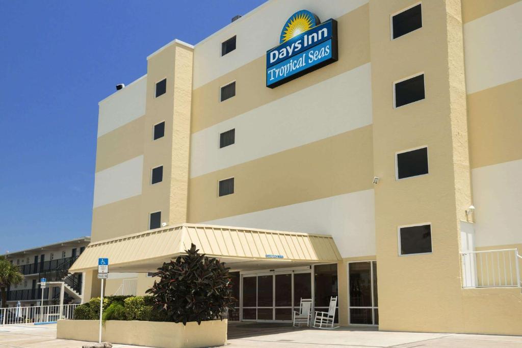 Un hotel con un cartel al costado. en Days Inn by Wyndham Daytona Oceanfront, en Daytona Beach